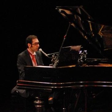 mario moita na ufmg em belo horizonte, tocando um lindo piano antigo.