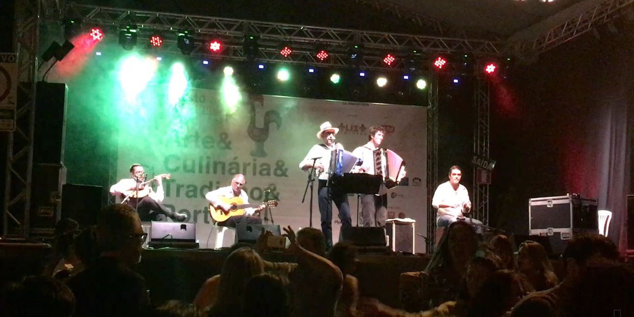 Banda tocando em um palco com iluminação colorida.