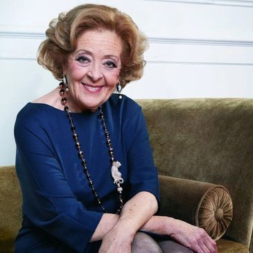 simone de oliveira, sentada num sofá