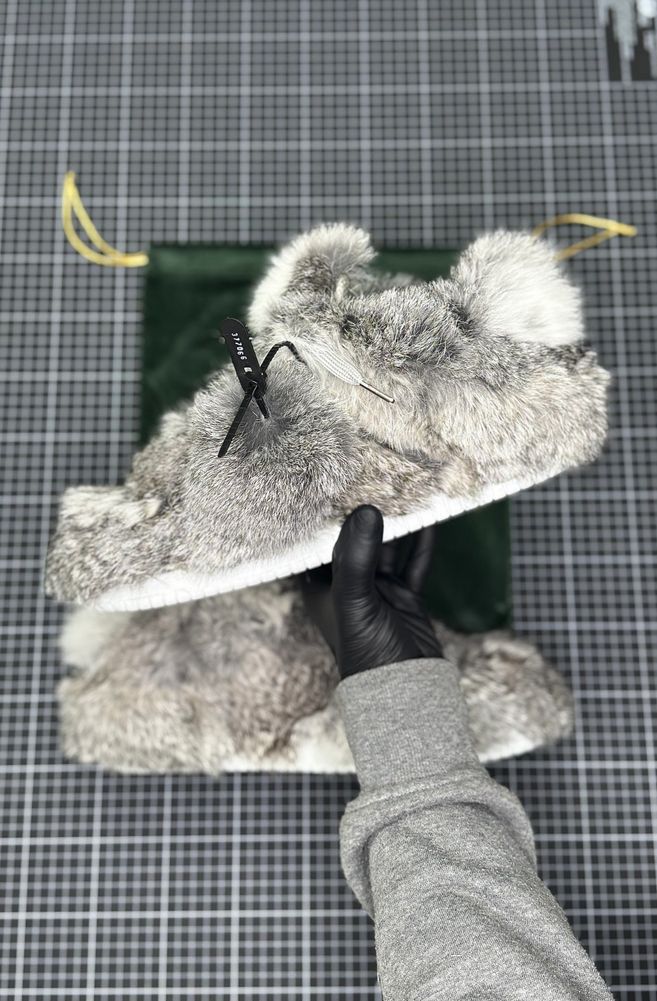 Tênis feito em couro de coelho na cor cinza. Interior em tecido mesh cinza.