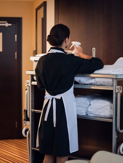 Soluções Hinova para hotelaria, com a linha Mustang Pluron, oferecendo hospitalidade e ambientes sem