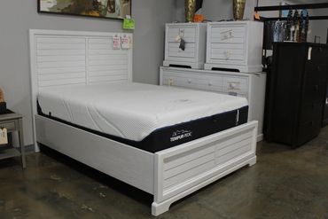 VM Homestead Queen Bedroom Set
Queen - $597
Queen Bundle: Queen Bed, Dresser, 2 Nightstands - $1000