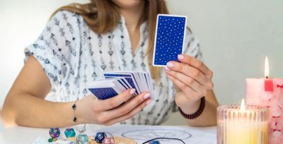 <img src="bild.jpg" alt="Medium Sandra spirituelle Lebensberatung mit brennenden Kerzen">