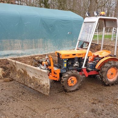 Tracteur sur dalles drainantes anti-boue Mudcontrol.