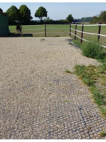 Dalles Alvéolées pour les surfaces équestres. pour les paddocks.
