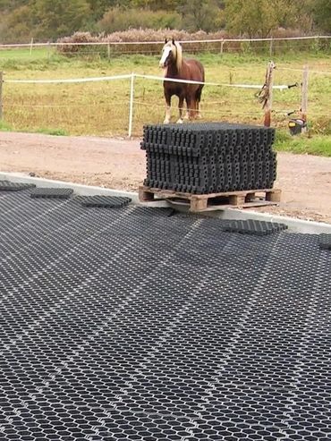 Dalles Alvéolées drainants pour faire un parking. Surfaces équestres, paddocks, écuries. Sol stable.