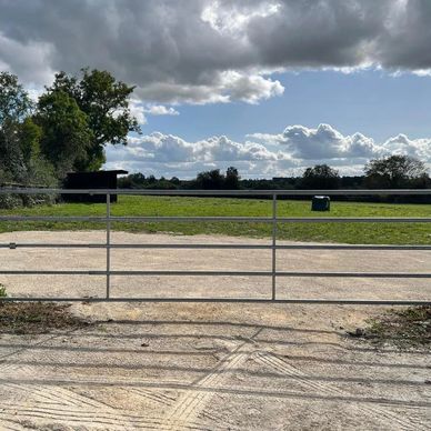 Solution pour portail boueux dans un exploitation agricole accès pâturage pour troupeau.