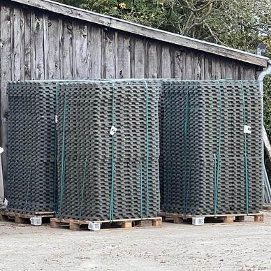 livraison de caillebotis Mudcontrol. Des palettes de 35m² de dalles de stabilisation.