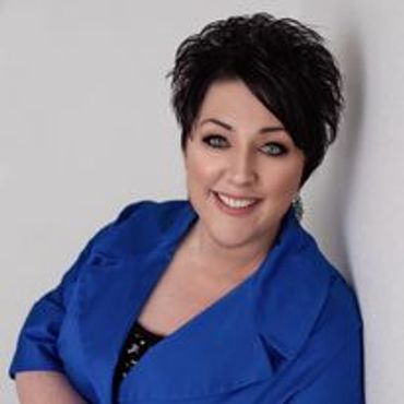 Beautiful, clean makeup and hair style for headshots