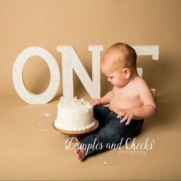 First birthday photo in Bryan, TX by Dimples and Cheeks Photography with balloons and cake smash fun