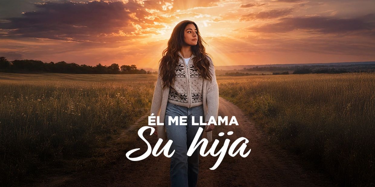 Mujer caminando al atardecer con texto inspirador.
