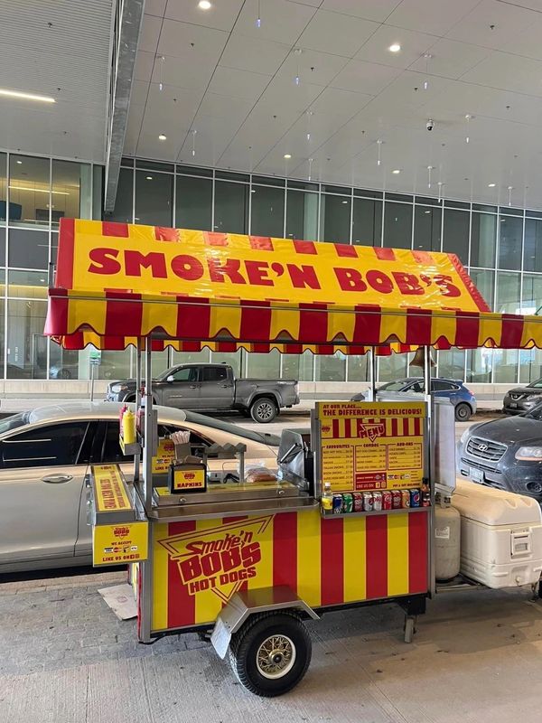 Hotdog cart Winnipeg, Smoke'n Bob's