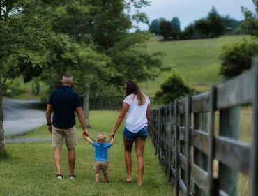 Lifestyle family photographer in Greeneville, TN capturedbyceleste.com