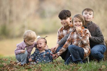Lifestyle Family Photo session in Greeneville Tennessee. Photo of siblings and cousins.