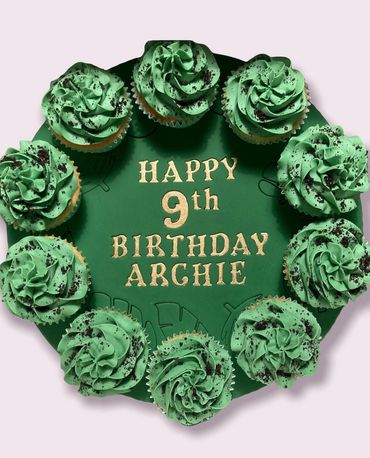 Green buttercream cupcakes with complimentary board