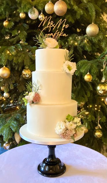Fondant wedding cake with fresh flowers 