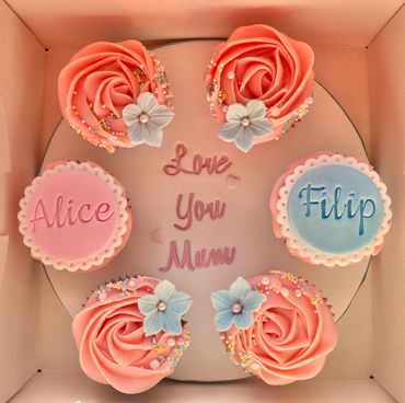 Mother’s Day cupcake board buttercream