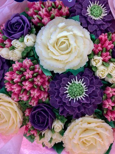 Purple and pink buttercream flowers bouquet 