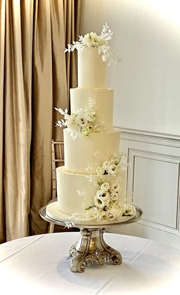 Wedding cake buttercream with white flowers
