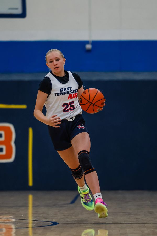 Lillie Schaffer, elite NCAA Division One prospect driving to the basket.