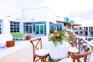 Prosecco or Champagne to fill your glass? Choose the perfect cocktail from the bar menu