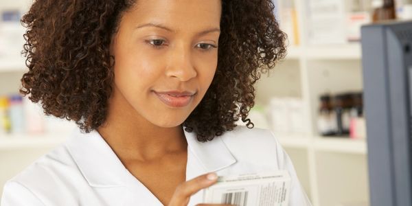 Travaille d'une assistante technique en pharmacie