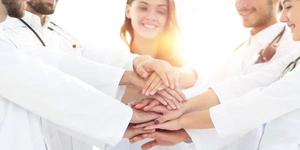 Groupe pharmaciens et assistants technique en pharmacie qui s'entraide