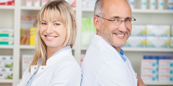 Pharmaciens dos à dos (soutien)
