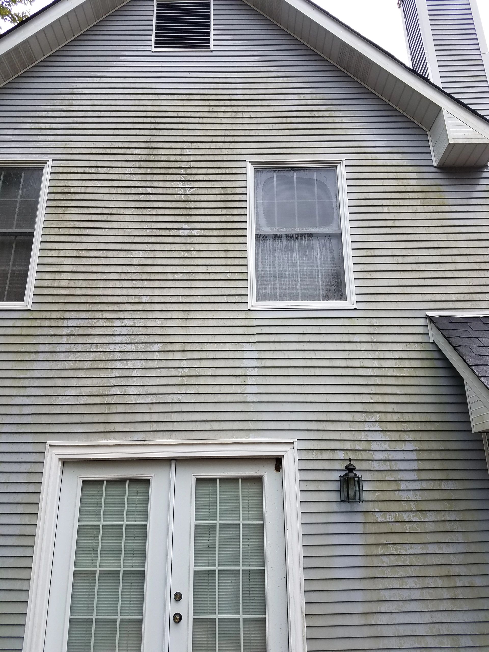 Moldy siding wash in St. Louis Mo. Power washing in St. Louis Mo. Home washing near St. Louis Mo.