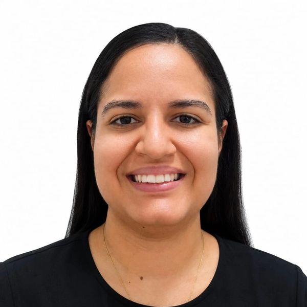 Mujer sonriente con cabello negro y blusa negra.