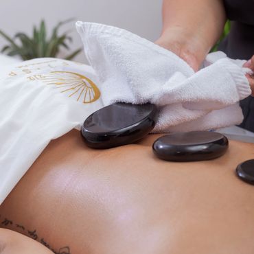 Masaje de piedras negras
