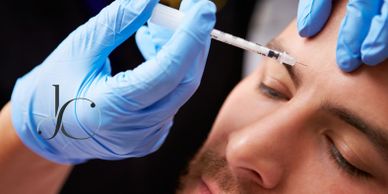 Aplicación de toxina botulínica (BOTOX) en la frente de un paciente con arrugas en la frente.