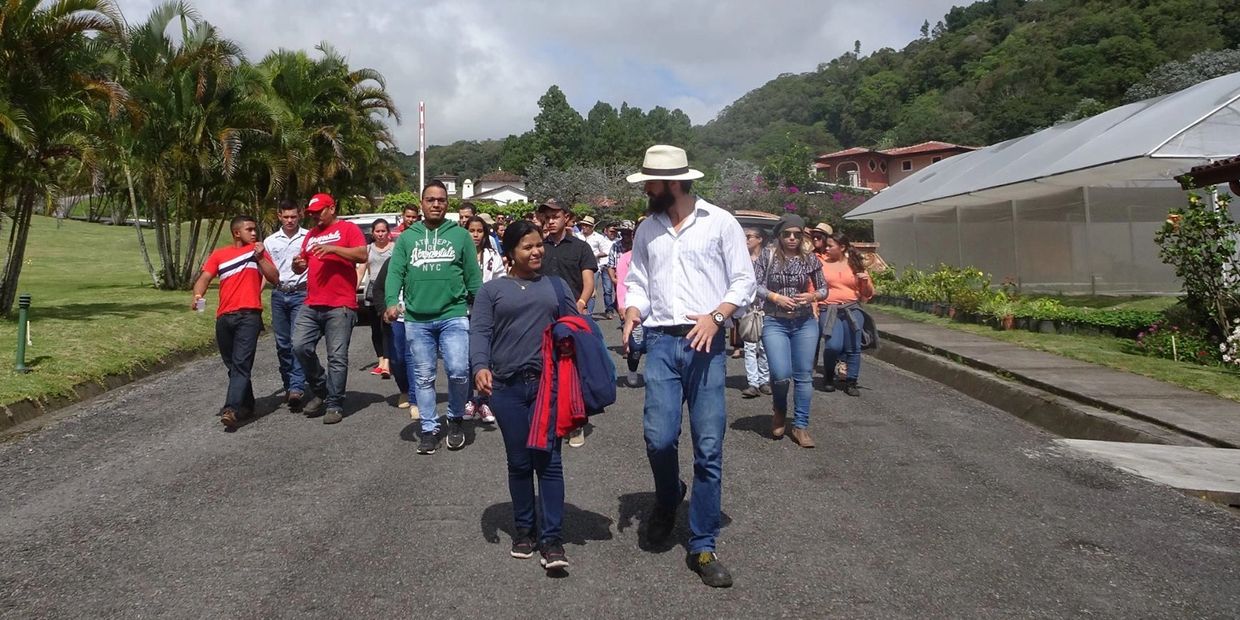 Hydroponic Production of La Vida Organica
Travis Taliaferro receiving students
