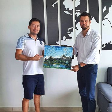 Travis Taliaferro Giving ART in Panama