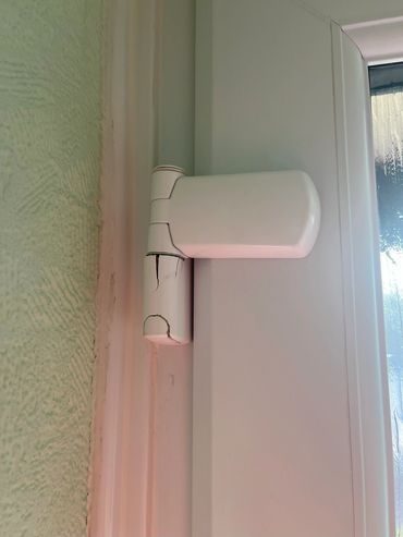 door hindge starting to crack