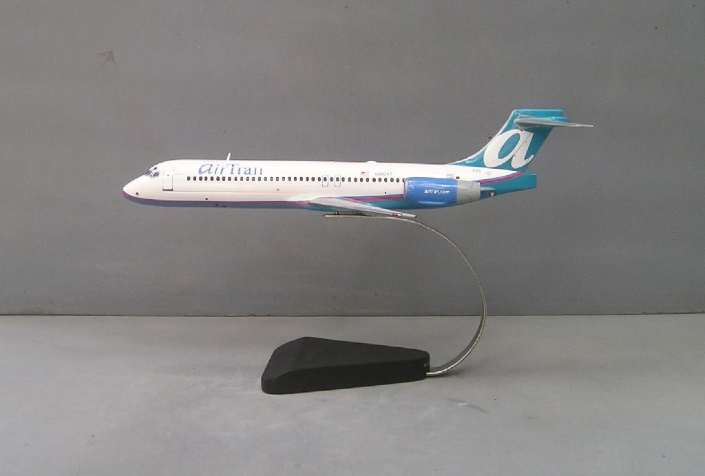 Boeing 717 desktop model
