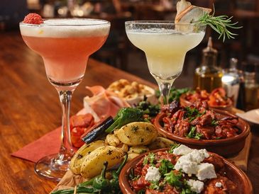 Zwei leckere Signaturcocktails