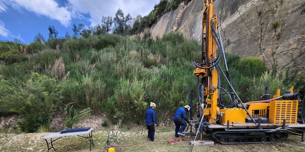 Equipo minero realizando estudio de la zona