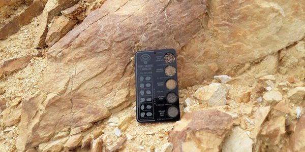 Equipo tecnológico realizando análisis geofísico