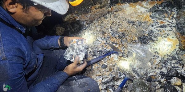 Minero analizando piedras preciosas