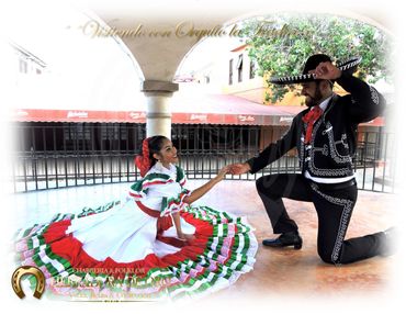 Bailarina de danza folklorica, vestido jalisco y caballero charro.