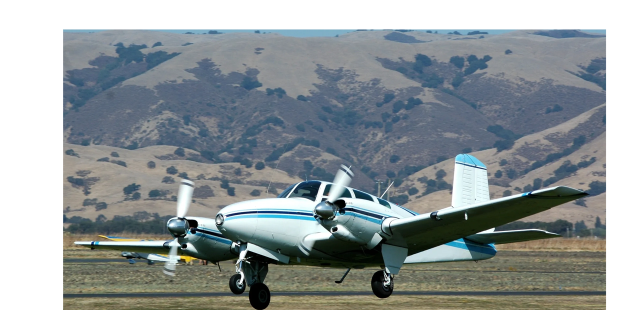 Twin piston aircraft in the landing phase