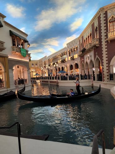 Venetian gondola boat rides las vegas
