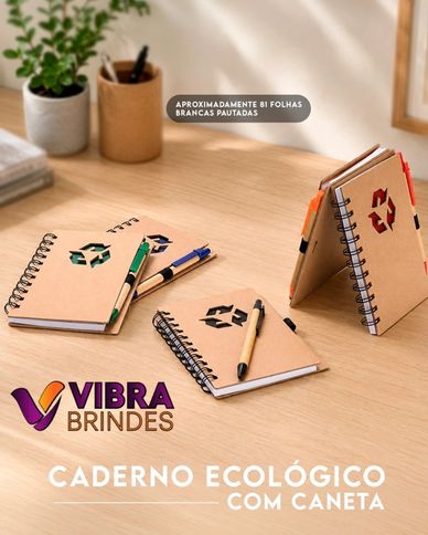 Cadernos ecológicos com caneta e capa reciclável em destaque.