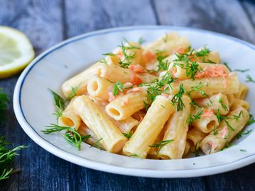 Smoked salmon pasta salad