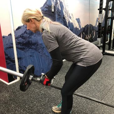 woman in gym lifting weights lycra personal trainer hebden bridge eqfitness