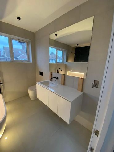 Off-the-floor sink in bathroom