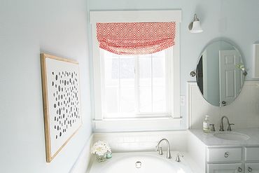 Relaxed gather roman blind