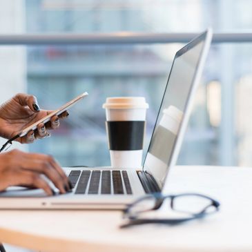 Woman working online with Kelisha Mills and Mompreneur Solutions.
