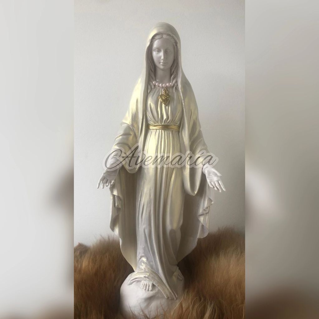 Virgen en resina maciza color nácar 
Aplicaciones en pedrería y hojilla de oro